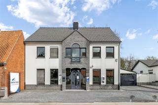 Achter deze gevel in Beringen schuilt een eigendom die meer te bieden heeft dan je op het eerste zicht zou vermoeden. Een halfopen...