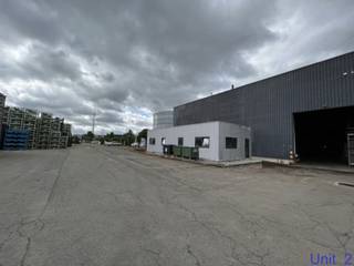 Magazijn 1.277m² (zonder kantoor) te huur in een groot logistiek complex in Genk. Het magazijnen zijn tussen de 1.277m² en 5.747m² en bij Unit 1 en...