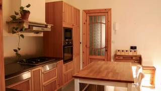 Gezellig en charmant gelijkvloers appartement met tuin te koop in levendige buurt in Antwerpen.<br /><br />Instapklaar appartement (75 m²) met 1 slaapkamer en stadstuin.<br />Het appartement bevindt zich op het gelijkvloers van een kleinschalig en verzorgd gebouw bestaande uit drie wooneenheden. <br /><br />Via de inkomhal en gemeenschappelijke gang, die alle ruimtes met elkaar verbindt, betreed je het appartement. Vooraan bevindt zich de ruime slaapkamer. Centraal gelegen vind je de gezellige leefruimte, met houten parket. Deze geeft onmiddellijke toegang tot eetkamer en open keuken die achteraan de woning gelegen zijn. De keuken is uitgerust met gasvuur en alle hedendaags comfort. Deze geeft tevens toegang tot de sfeervolle stadstuin. Verder beschikt het appartement over een badkamer met ligbad, lavabomeubel en toilet. Dankzij de droge kelder heb je een handige berging ter beschikking.<br /><br />De achtergevel en het dak werden conform de norm geïsoleerd en netjes afgewerkt in 2024. Vaste kosten zijn beperkt. Alle verbruikskosten worden gescheiden door middel van aparte meters, wat zorgt voor een efficiënt en controleerbaar gebruik. In de woonkamer bevindt zich een karaktervolle gaskachel die voor gezellige warmte zorgt. Er is centrale verwarming op gas in badkamer en keuken aanwezig. De mogelijkheid om deze verder uit te breiden is eenvoudig, via de nieuwe hogerendementsketel (2024). De elektriciteit in het appartement is conform.<br /><br />Het openbaar vervoer is vlot bereikbaar en ook de A12 en andere verbindingswegen liggen op slechts enkele minuten rijden. Daarnaast zijn er in de nabije omgeving velo-stations en een Cambio-standplaats te vinden. Voor wie graag de natuur opzoekt, ligt het Kielpark op wandelafstand, en het Schoonselhof en de Hobokense Polder op fietsafstand. <br /><br />Ben je op zoek naar een startersappartement met charme? Mis deze kans dan niet!<br />KIJKDAG op zaterdag 2 mei 2026. Schrijf je in via deze link: https://form.jotform.com/260944525238057