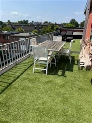 <p><span>Verzorgd  gemeubeld dakappartement met veel lichtinval, gelegen in een rustige buurt doch nabij winkels, openbaar vervoer, scholen, invalswegen, ...  </span></p><p><span>Het appartement omvat een lichte woonkamer op laminaatvloer met een moderne en volledig ingerichte open keuken waar ook een wasmachine is geïnstalleerd. In een kast vind je de recente CV condensatieketel. Via een schuifraam stap je op het zeer ruime dakterras.</span></p><p><span>Verder zijn er 2 slaapkamers op novilon vloer, waarvan de kleinste een schuifraam heeft naar het terras. Moderne compacte  badkamer met inloop douche en enkel lavabo meubel , Op de gang is er nog een apart toilet met handenwasser en een berging waar de droogkast staat.</span></p><p><span>PVC ramen met dubbele beglazing. Individuele verwarming op aardgas, tussenmeter water.  In de kelderverdieping is er een kelderberging. Alg.kosten: + € 100,00 (provisie water, onderhoud lift, poetsen gebouw, elektr. gang, onderhoud voortuin)</span></p><p><span> </span></p><p><span> </span></p>
