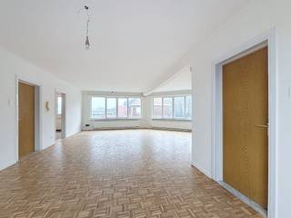 Het appartement is recent gerenoveerd en is voorzien van een lichtrijke woonkamer, keuken, 3 slaapkamers, badkamer, inkomhal en de helft van een dubbele garage.Eerste verdieping:- inkomhal- bijzonder ruime woonkamer op parketvloer met lichtinval langs voor- en achterkant (ca. 50 m²)- 3 slaapkamers, waarvan 1 op parket, de andere op laminaat (ca. 12-12-18 m²)- keuken voorzien van oven, dampkap, gaskookplaat, koelkast met vriesvak en vaatwasser- ingerichte badkamer met douche, lavabo en toilet, aansluiting wasmachine en droogkast- nachthalBijzonderheden:- garage (dubbele garage te delen met andere huurder)- EPC: 193 kWh/m²- onmiddelijk beschikbaar!- vaste kosten 70 euro/maand(ver-)Kopen of (ver-)huren in regio Wuustwezel/BrechtMet vragen kan u altijd bij ons terecht!Dewaele vastgoed met advies.