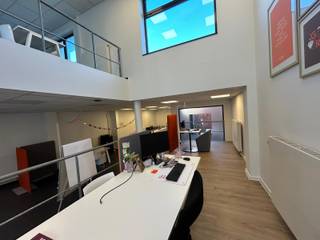 Ruim handelspand / kantoor- centrale ligging nabij kruispunt- oppervlakte van liefst 260m2- 2 privatieve parkings- volledig instapklaar...