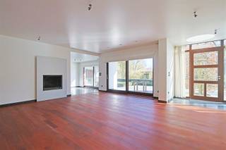 <p><span>Op een uitstekende locatie vlakbij het prachtige domein van Bokrijk en centraal tussen Genk en Hasselt, vinden we deze ruime en karaktervolle villa. De woning combineert rust, privacy en een groene omgeving met een vlotte bereikbaarheid. Deze gezinswoning, uit 1975, is zeer goed onderhouden en onderging in 1995 een renovatie. </span></p><p><span>Bij het betreden van de woning komt u in een ruime inkomhal met vestiaire en gastentoilet. Het gelijkvloers biedt een aangename leefruimte met zithoek, ruime eetplaats en keuken, aangevuld met een wintertuin die een directe verbinding vormt met het terras en de tuin. </span></p><p><span>Grote raampartijen zorgen doorheen de woning voor veel natuurlijke lichtinval en bieden vanuit verschillende ruimtes een mooi zicht op de volgroeide tuin. </span></p><p><span>Verder bevindt zich op het gelijkvloers een bureauruimte, een master bedroom met aansluitende badkamer en dressing, een extra kamer die kan dienen als slaapkamer of hobbyruimte en praktische ruimtes zoals een was- en strijkruimte.</span></p><p><span>Op de eerste verdieping bevinden zich nog een polyvalente ruimte, drie slaapkamers, een douchekamer en meerdere zolder- en bergruimtes die extra mogelijkheden bieden. Daarnaast beschikt de woning over een kelder en een inpandige garage voor twee wagens met een aparte (technische) berging en een afvalberging. </span></p><p><span>De villa is gelegen op een ruim perceel met een prachtig aangelegde tuin en een zuidelijk georiënteerd terras waar u in alle rust en privacy van het groen kan genieten. De tuin vormt een echte troef van deze eigendom, met verschillende groene zones, overdekte terrassen, sierfontein en een charmant tuinhuis achteraan het perceel. Dankzij de ruime oprit en bijkomende parkeermogelijkheden is er bovendien voldoende plaats voor bezoekers. </span></p><p><span>Als extra is er een (verkeersvrije) buurtweg die toegang biedt tot de achterliggende wijk. </span></p><p><span>Kortom, deze villa biedt een unieke combinatie van ruimte, privacy en ligging, ideaal voor wie comfortabel wil wonen in een groene omgeving met alle voorzieningen in de nabijheid. </span></p><p><span> </span></p><p><span>Extra's: afzelia houten ramen, houthaard, parketvloer, airco, natuursteen, tuinberegening, Miele-keukentoestellen, kruipkelder, ...</span></p><p><span> </span></p><p><span>De naastgelegen, zuidgeoriënteerde bouwgrond van 17are32 is optioneel aan te kopen aan 249 000,- EUR. Dit maakt momenteel deel uit van de tuin, ideaal als investering! </span></p><p><span> </span></p><p><span> </span></p>