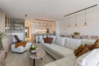 Dit energiezuinig appartement te koop is gelegen langs de jachthaven van Zeebrugge in een recent residentie (2022). Met een bewoonbare oppervlakte van 128 vierkante meter geniet je hier van ruimte, licht en een moderne afwerking. Het appartement bevindt zich op de zesde verdieping en beschikt over twee zonnige terrassen, waarvan één zuidwest gericht met een prachtig uitzicht over de jachthaven. Dankzij deze oriëntatie kan je tot laat in de avond genieten van zon en zeezicht.Binnenin vind je twee volwaardige slaapkamers, elk voorzien van een eigen badkamer, wat dit appartement ideaal maakt voor zowel gezinnen als koppels die comfort en privacy waarderen. De grote leefruimte met aansluitende keuken sluit naadloos aan op het terras en creëert een open gevoel dat perfect past bij de omgeving. Daarnaast zijn er tal van ingemaakte kasten en een dressing. Indeling: - inkomhall met vestiaire en gastentoilet- leefruimte met zit- en eetplaats- terras aanpalend aan de leefruimte met zicht op jachthaven- berging- slaapkamer 1 - badkamer bestaande uit inloopdouche, dubbele wastafel en toilet- nachthall met ingemaakte kasten- masterbedroom met terras en ensuite badkamer bestaande uit dubbele wastafel en inloopdouche - gemeenschappelijke fietsenberging en tuinTevens is er een mogelijkheid tot aankoop van een dubbele garagebox in de residentie. Ideaal aanbod voor wie op zoek is naar een vaste woonst of tweede verblijf aan de Belgische Kust! Bezoek warm aanbevolen!