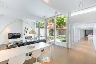 Aan het Sint-Jacobsplein mogen we u deze verborgen parel aanbieden. Een gelijkvloers, high-end loft appartement met een bewoonbare oppervlakte...