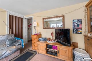 <p>In de Consciencestraat in het centrum van Blankenberge bevindt zich dit  1-slaapkamerappartement op de tweede verdieping, op slechts 300 meter van de zeedijk en het strand.</p><p>De ligging is een absolute troef: midden in het centrum met vlotte bereikbaarheid via openbaar vervoer, waaronder bus, kusttram en trein.</p><p>Via de trap bereikt u de tweede verdieping. U komt binnen in de leef- en eetruimte met een groot raam dat zorgt voor veel lichtinval en toegang biedt tot het balkon. Aansluitend bevindt zich de keuken. Verder is er een badkamer met douchecabine en lavabo, bereikbaar via de leefruimte.</p><p>Het appartement beschikt over één ruime slaapkamer. Het toilet bevindt zich op de gang.</p><p>Met een zeer gunstig EPC-label B is dit appartement bovendien energiezuinig en comfortabel.</p><p><strong>De belangrijkste troeven:</strong></p><ul><li>Centrale ligging op 300 m van zee en strand</li><li>Energiezuinig (EPC-label B)</li><li>Geen syndicuskosten</li><li>Vlot bereikbaar met openbaar vervoer</li></ul><p>Ideaal als investering, tweede verblijf of startersappartement aan de kust. Neem gerust contact op voor meer informatie of een bezoek.</p>