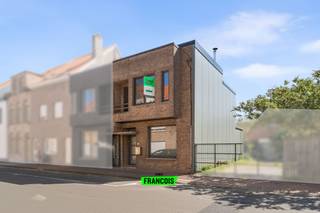 Deze smaakvol gerenoveerde woning bevindt zich in een rustige woonwijk, op korte afstand van het bruisende stadscentrum van Blankenberge. Hier geniet u van het beste van twee werelden: de levendigheid van de stad binnen handbereik, gecombineerd met een aangename woonrust. Bovendien zijn het station, de zee en de Blankenbergse Jachthaven vlot bereikbaar.<br /><br />Bij het binnenkomen wordt u verwelkomd in een verzorgde inkomhal die uitgeeft op de lichtrijke leefruimte met gezellige eetplaats. De aansluitende, ruime keuken werd stijlvol vernieuwd en is volledig uitgerust volgens de hedendaagse normen – ideaal voor wie houdt van comfort en functionaliteit. Op het gelijkvloers vindt u bovendien een gastentoilet, een polyvalente ruimte (perfect als bureau of hobbykamer) en een praktische berging die momenteel dienstdoet als wasplaats.<br /><br />Op de eerste verdieping bevinden zich twee volwaardige slaapkamers met aangename lichtinval. De nachthal is voorzien van maatkasten die extra bergruimte creëren. De ruime badkamer is volledig uitgerust en biedt alle comfort met een tweede toilet, dubbele wastafel, ligbad en een grote inloopdouche.<br /><br />De recent heraangelegde buitenruimte vormt een echte troef: een zonnige en onderhoudsvriendelijke buitenruimte waar u in alle rust kan genieten. Ook hier is een extra berging voorzien voor bijkomende opslag.<br /><br />Kortom, een instapklare woning met hoogwaardige afwerking op een uitstekende ligging – ideaal voor wie comfortabel en zorgeloos wil wonen.<br /><br />