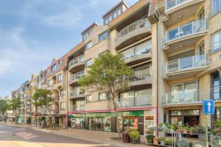 Ben je op zoek naar de perfecte plek om jouw zaak te vestigen? Dan is dit kantoor in het bruisende hart van Wenduine precies wat je zoekt!Jouw zaak in het commerciële centrum van WenduineDit centraal gelegen pand, gebouwd in 2001, biedt een prachtige ruimte van 174 m² met grote uitstalramen die onmiddellijk de aandacht trekken. Daarnaast beschikt het pand ook over een ruime vergaderzaal, een keuken, toiletten en een handige kelder voor extra opslag.Een extra troef is een mogelijke toegang via vier afzonderlijk af te sluiten in- en uitgangen, waarvan één in de zijstraat wat u de mogelijkheid biedt tot het apart ontvangen van klanten en/of patiënten door verschillende partners. De verschillende bureelruimtes zijn moduleerbaar.De locatie is absoluut een troef. Het pand bevindt zich op een toplocatie, vlak bij de Markt, de Zeedijk en het openbaar vervoer. Dit zorgt voor een constante stroom van zowel inwoners als toeristen.Extra troeven:- Ideale ligging: vlak bij de Markt, Zeedijk en openbaar vervoer- Mogelijkheid tot aankoop van 2 staanplaatsenHet pand kan onmiddellijk beschikbaar zijnAarzel zeker niet contact op te nemen indien dit bedrijfsvastgoed bestaande uit een kantoor te koop u mogelijks kan interesseren.