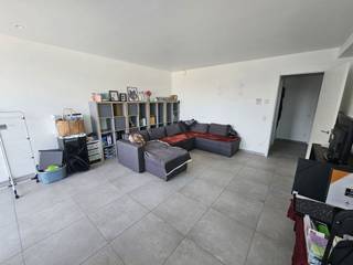 Dit ruim appartement gelegen te Nevele, blaast je onmiddellijk omver met zijn grote raampartijen en terras.Hierdoor is er een perfecte communicatie...