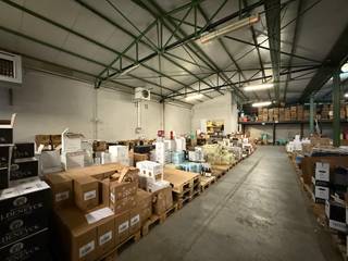 Magazijn (ca. 240 m²) met bijhorende kantoorruimte (ca. 50 m²) te huur nabij het centrum van Sint Antonius.Dit kantoor is gelegen op het gelijkvloers...