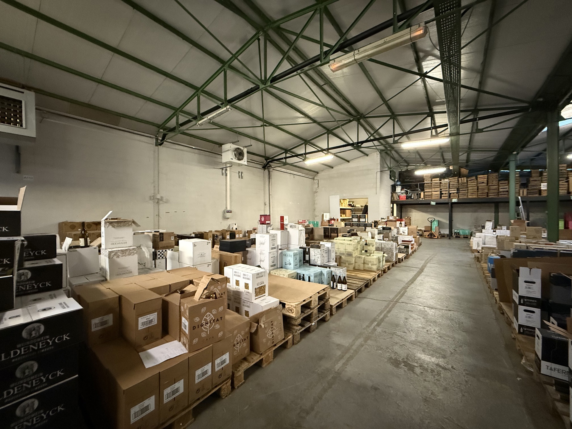 Magazijn met bijhorende kantoorruimte te huur - foto 1