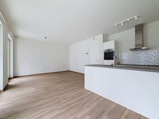 Het appartement is gelegen in de Eugène de Plynstraat en maakt deel uit van de nieuwe ontwikkeling aan de Slachthuislaan. Het is gelegen in een buurt volop in ontwikkeling, nabij restaurants, invalswegen, winkels,...Gelegen op de eerste verdieping met lift:- inkomhal- ruime leefruimte op tegel met houtlook. De leefruimte biedt toegang tot het terras- open keuken voorzien van alle toestellen, compleet met inductiekookplaat, ijskast met vriesvak, spoelbak, oven, vaatwasser en voldoende kastruimte.- berging met alle technische voorzieningen en aansluiting voor wasmachine en -droogkast- twee volwaardige slaapkamers van 11 en 12 m²- badkamer met inloopdouche, lavabomeubel, spiegelkast en handdoekdroger- toilet apart- extra berging voor opslag en aansluiting vor wasmachine en droogkastBijzonderheden:- gemeenschappelijke fietsenberging en extra berging op -1- maandelijkse provisie 175 euro per maand (inclusief verwarming, gemeenschappelijke kosten)- perfect binnenklimaat door ventilatiesysteem D- energiezuinig appartement met vloerverwarming en warmtepomp- per direct beschikbaar- AAA Locatie nabij binnensingel, Park Spoor Noord, het centrumBent u geïnteresseerd in dit appartement te huur te Antwerpen? Aarzel dan niet om contact met ons op te nemen. Wenst u uw eigendom ook te koop of te huur te stellen? We helpen u graag verder. Steeds tot uw dienst om u verder te helpen met al uw vragen over vastgoed.