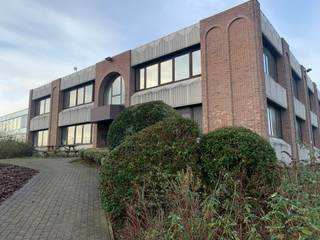 Kantoorgebouw ideaal gelegen in Zaventem, naast de E40 en de RO. Gemakkelijk bereikbaar met de auto en het openbaar vervoer (2 km van het station...