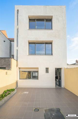 Dans la Zuidstraat à Bredene, vous trouverez cette maison rénovée  et prête à l'emploi avec quatre grandes chambres. Grâce à son emplacement...