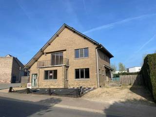 Vlakbij de Sint-Truidersteenweg aan de verkeerslichten in Hoepertingen op 5 km van Sint-Truiden en 3km van Borgloon.Degelijke woning met 2 zeer ruime...