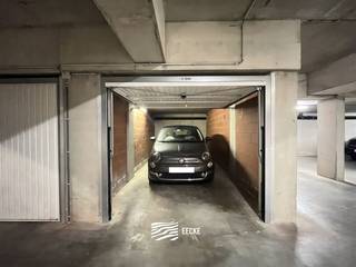 Closed garage box.Located on level -1 of the garage complexElevator present - Full ownershipSize of garage: 2.76 x 5.49 m ...