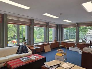 The building is situated in the european district, close to the royal palace and the parc of Warand. Easily accessible by public transport! Parking available! (1900 euro/per place/jaar)