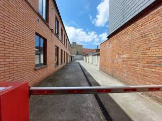 Garagebox gelegen Vrijdagmarkt/'t Zand te Brugge.Het complex is afgesloten met een slagboom, de box met een...