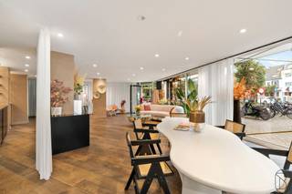 Deze commercieële hoek is TOPgelegen genietend van een maximale visibiliteit. 93m2, grote raampartijen. Leuke volledig ingerichte...