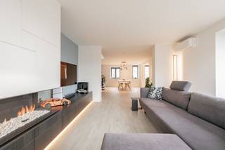 In het hart van Leuven, in de levendige Brusselsestraat, bevindt zich dit luxe duplexappartement van 140 m² met een prachtig terras van 12 m², gespreid over het derde en vierde verdiep. Een modern en stijlvol geheel waar ruimte en licht de hoofdrol spelen, met een adembenemend uitzicht over de Leuvense skyline.<br />Op het eerste niveau bevindt zich de royale leefruimte met grote raampartijen, aansluitend een volledig ingerichte open keuken, een praktische berging en het zonnige terras van 12 m² — een heerlijke plek om te genieten van rust midden in de stad. De bovenverdieping biedt twee volwaardige slaapkamers, een elegante badkamer en een open bureauruimte die perfect dienstdoet als werkplek of leeshoek.<br />De afwerking is high-end, met oog voor detail en een hedendaagse uitstraling die het appartement een luxueuze, tijdloze sfeer geeft. Dankzij de kleinschalige structuur van het gebouw zijn er geen syndicuskosten en is er geen lift, wat resulteert in een bijzonder lage gemeenschappelijke kost.<br />Een uniek aanbod voor wie op zoek is naar modern comfort, luxe en een fenomenaal uitzicht — pal in het centrum van Leuven. Beschikbaar zomer 2027!<br />info@covas.be // 016 40 60 20 // www.covas.be
