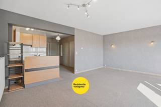 KIJKDAG ZATERDAG 27/06/26 VAN 10U TOT 12U (inschrijven via residentievastgoed.be). <br /><br />Ontdek dit prachtig gelegen 2-slaapkamerappartement te Koksijde Sint-Idesbald. Gelegen op de 2e verdieping van de kleinschalige residentie Myriam, op 150m van het strand en vlakbij openbaar vervoer en de winkelstraat. <br /><br />Dit op te frissen / te renoveren appartement beschikt over een ruime open inkom, lichtrijke leefruimte met klein balkon. Aansluitend is er de open keuken, een apart toilet, badkamer met ligbad en douche en 2 ruime slaapkamers. <br /><br />Mogelijkheid tot het bijkopen van privé-staanplaats in het gebouw ertegenover maakt het plaatje compleet, waardoor u zorgeloos kunt genieten van uw nieuwe thuis / verblijf, op een toplocatie met nabijheid tot het strand en de voorzieningen van Koksijde Sint-Idesbald.<br /><br />Mis deze unieke kans niet en contacteer ons voor een bezoek tel. 058 622 815. <br /><br />De vermelde prijs is een richtprijs, elk bod hoger of lager dan deze prijs wordt voorgelegd aan de eigenaar die zich het recht voorbehoudt om dit te aanvaarden of te weigeren. <br /><br />EPC: 171 kWh/m² - UC: 3838022 (KLASSE B - GEEN RENOVATIEPLICHT) - (Gvg, Wg, gmo, Gvkr, Gvv) - Ref. NI27493