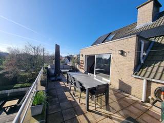 Instapklaar en ruim duplex appartement van 105 m² met 2 slaapkamers en een ruim zonovergoten terras, gelegen aan het einde van een doodlopende...