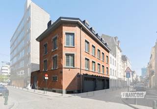 Dit prachtig en luxueuze gemeubelde penthouse (200m²) op de 3de verdieping is gelegen in het hartje Brussel. <br /><br />De penthouse is voorzien van alle comfort en bestaat uit een inkomhal met een monumentale kristal luster in chambord stijl, een lichtrijke salon met gashaard, een bureaugedeelte, een volledige uitgeruste keuken (inductie kookplaat, - dampkap, - maxi vaatwasser, - combi oven, stoomoven, Amerikaanse no-Frost koelkast met diepvriezer en ijs- en watermachine met keukeneiland, een berging/wasplaats, een dakterras met panoramisch uitzicht (16m²), een hoofdslaapkamer met jacuzzi chromotherapie, een marmeren douche (sunshower IR en UV) en toilet. Daarnaast is er een kinderkamer (mezzanine) voor 2 met een badkamer en 2 bureaugedeeltes. <br /><br />Aaneensluitend zijn er 2 parkeergarages die deze woning vervolledigen. <br /><br />Divers: Camerabewaking en toegangscontrole via RFID badge, elektronisch slot te bedienen met code of biometrie (vingerafdruk), 55” smart TV met satellietontvangst met 8 cantonluidsprekers, Op maat gemaakte kasten, ingebouwde convectoren en airco (warm en koud), Parketvloeren, LED verlichting, Domotica; voor bediening videoparlofoon, dakramen, verlichting, temperatuur, Toilet Starck SensoWash.<br /><br />Forfaitprijs €2.300 +€550 = 2850 €/maand voor tv, satelliet, internet, verzekering, verwarming, elektriciteit en warm en koud water. Beschikbaar vanaf 01/12/2025.<br /><br />Handelspanden, restaurants, bars en andere recreatieve mogelijkheden zoals de Koninklijke Vlaamse schouwburg zijn op steenworp van de trendy buurt aan het Sint-Katelijne plein. Openbaar vervoer zoals metro, bus en tram vindt u in de onmiddellijke buurt terug. Een bezoek waard !! <br /><br />