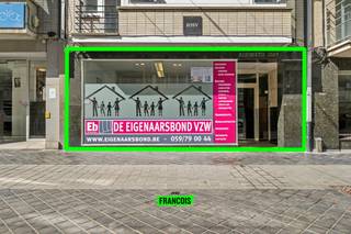 Dit commercieel pand is gelegen in de Koningsstraat, pal in het centrum van Oostende. Het pand is vlot bereikbaar met openbaar vervoer of de wagen. In de omgeving zijn er talrijke andere handelszaken. Daarenboven is er veel voetgangerspassage doorheen de dag.<br /><br />Het pand is logisch ingedeeld en biedt talrijke mogelijkheden.<br /><br />Bij het betreden van het pand is er ruimte voor een grote ontvangstruimte / balie. Achterin het pand is er dan weer plaats voor verschillende bureaus, waardoor er toch een grote mate van afscheiding mogelijk is.<br /><br />Tevens is er een afzonderlijk lokaal, dewelke ideaal is om een extra bureau of stockage uit het zicht te houden.<br /><br />Tot slot is er nog een kitchenette met eetruimte alsook een apart toilet.<br /><br />Bent u op zoek naar een gunstig gelegen handelsruimte, pal in het centrum van Oostende met talrijke faciliteiten en mobiliteitsmogelijkheden? Aarzel dan niet en neem contact op voor meer info of een afspraak!