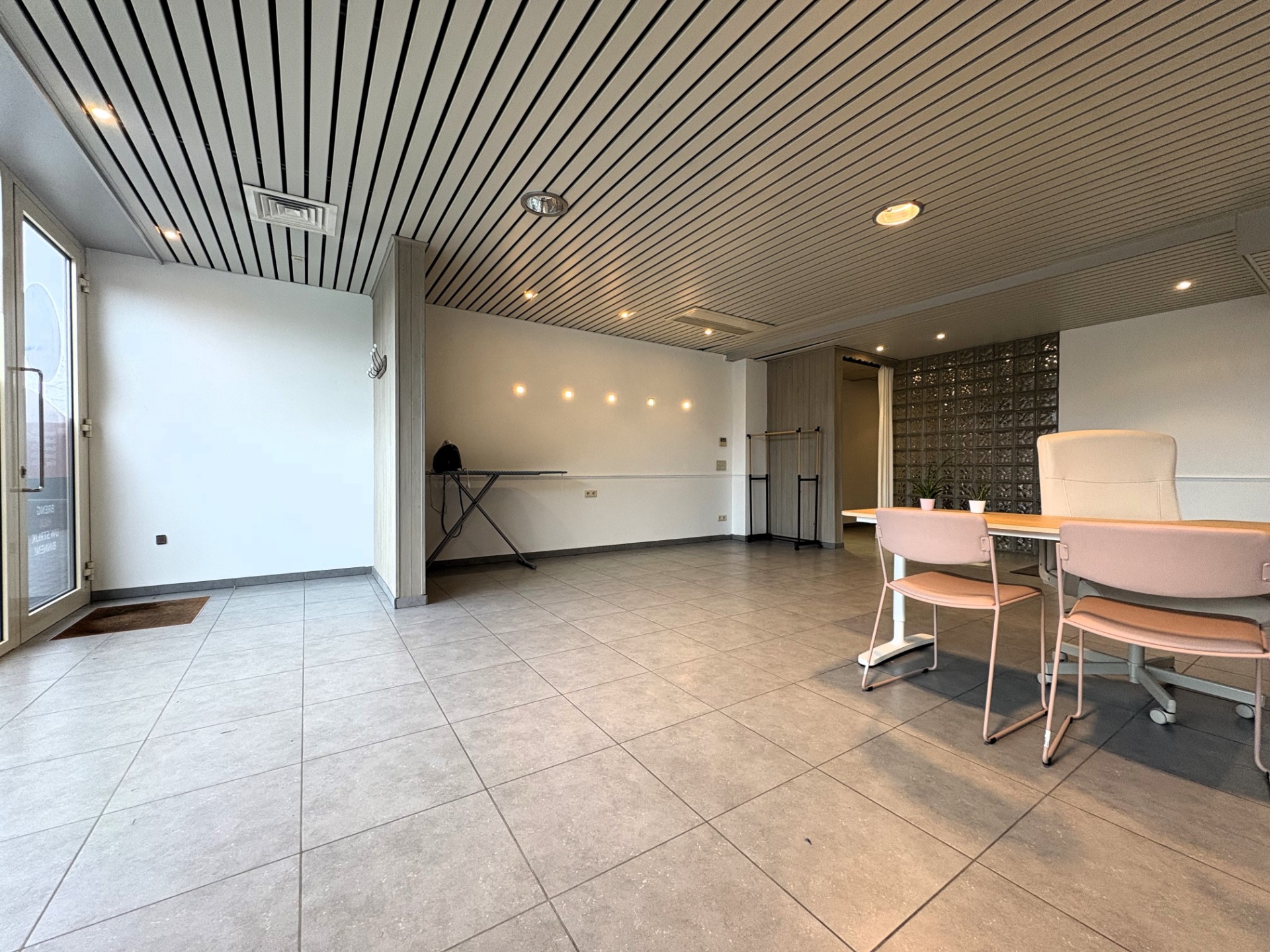 Polyvalent handelspand/kantoorruimte op topligging in centrum Waregem - foto 3