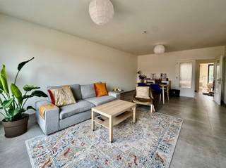 Spacieux appartement de 87 m² proche du centre ville et avec un accès rapide aux différentes voies d'accès.Il offre un séjour spacieux et...