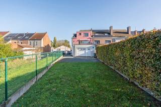 Degelijke H.O.B bestaande uit 2 appartementen, een garage,  VOLDOENDE PARKEERPLAATSEN/ tuin.  EXTRA GARAGEBOX, 50 m verderop gelegen, Goed gelegen en ideale opbrengsteigendom!!!<br /><br />Op het gelijkvloers een studio, en op het verdiep een groot 3-slaapkamerappartement met terras. <br />Aparte tellers, 2 recente gas-condensatieketels, goeie huuropbrengsten (€1300/maand). <br /><br />Bezoek na afspraak: yves@immobeguin.be. 0475 32 70 42.