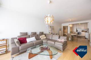 Ontdek dit ruime en lichtrijke appartement, ideaal gelegen in het bruisende centrum van Oostende, op wandelafstand van het strand en de zee, waar u dagelijks kan genieten van de frisse zeelucht en de charme van de kust. Het appartement wordt gemeubeld verhuurd en is dus instapklaar. De comfortabele leefruimte met open, volledig uitgeruste keuken vormt het hart van de woning en creëert een warme, huiselijke sfeer. Het appartement is gelegen op de 4de verdieping en beschikt over twee volwaardige slaapkamers, waarvan één met een gezellig terrasje, ideaal voor een rustige ochtendkoffie of een ontspannen avond. Verder zijn er twee praktische bergingen en een privatieve kelder aanwezig. Alle voorzieningen zoals winkels, openbaar vervoer en horeca bevinden zich op wandelafstand.<br />De huurprijs bedraagt 895 euro per maand, met een voorschot van 50 euro voor de algemene onkosten en 75 euro voor water en verwarming. Er is bovendien de mogelijkheid om een garagebox te huren nabij het gebouw aan 125 euro per maand. Het appartement is onmiddellijk beschikbaar. Mis deze opportuniteit niet en plan vandaag nog uw bezoek.