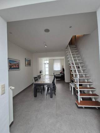 Deze charmante en instapklare rijwoning is uitstekend gelegen in Gent en biedt drie slaapkamers, een aangenaam terras en een praktische buitenberging. Dankzij haar veelzijdige indeling is de woning bijzonder geschikt als starterswoning of verblijf voor studerende kinderen.
De ligging vlak bij UZ Gent, diverse campussen en het station Gent- Sint-Pieters is een absolute troef. Bovendien geniet u van een vlotte bereikbaarheid met tal van verbindingen in de onmiddellijke omgeving. Op wandelafstand vind je er een bakker, supermarkt en andere dagelijkse voorzieningen.
Op het gelijkvloers bevindt zich een ruime leefruimte die aansluit op een ingerichte keuken met aansluitingen voor wasmachine en droogkast. Ook de badkamer bevindt zich op dit niveau.
De eerste verdieping omvat twee volwaardige slaapkamers, beide uitgerust met muggenramen en rolluiken. Op de tweede verdieping vindt u een derde ruime kamer.
De woning werd vanaf 2012 grondig gerenoveerd (EPC: 210).
Een instapklare eigendom op een toplocatie, ideaal voor wie comfortabel wil wonen of op zoek is naar een interessante investering.
Geen immo a.u.b.
Interesse: Maak een afspraak voor de eerste bezoekdag zaterdag 19 september van 14u tot 17u