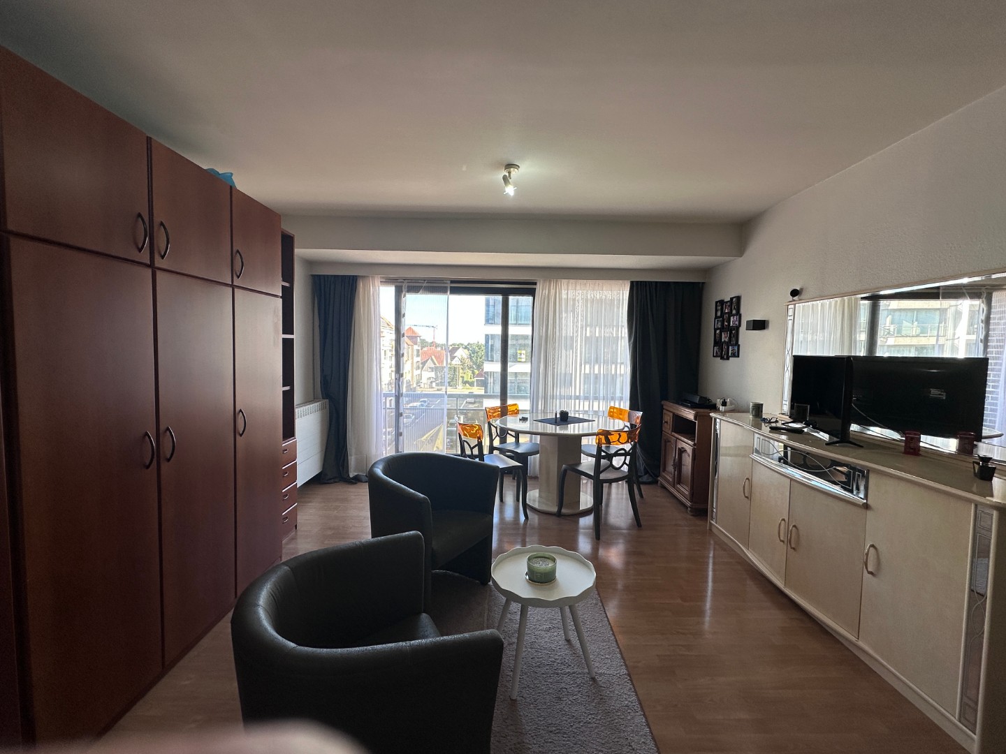 Gemeubelde studio te huur gelegen in het centrum van Knokke op de Lippenslaan. - photo 4