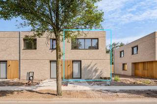 <p><strong>Energiezuinige BEN-nieuwbouwwoning met 3 slaapkamers, staanplaats en zonnige tuin</strong></p>
<p>Deze kwalitatieve <strong>BEN-nieuwbouwwoning</strong> combineert hedendaags wooncomfort met een energiezuinige afwerking en een doordachte indeling. Dankzij de <strong>open leefruimte</strong>, <strong>drie volwaardige slaapkamers</strong>, een <strong>volledig omheinde tuin</strong> en de nieuwste duurzame technieken geniet deze woning van alle comfort voor vandaag én morgen.</p>
<p><strong>Gelijkvloerse verdieping<br /></strong>- <strong>Inkomhal</strong> met apart gastentoilet<br />- <strong>Praktische berging<br /></strong>- <strong>Moderne open keuken</strong> die naadloos aansluit op de eetkamer en de lichtrijke leefruimte<br />- <strong>Ruime leefruimte</strong> met directe toegang tot het terras en de tuin</p>
<p><strong>Eerste verdieping<br /></strong>- <strong>Nachthal<br /></strong>-<strong> Drie volwaardige slaapkamers<br /></strong>-<strong> Badkamer</strong> voorzien van bad, douche, dubbele lavabo en toilet</p>
<p><strong>Tuin en buitenruimte<br /></strong>- <strong>Volledig omheinde tuin</strong> met aangelegd terras<br />- <strong>Voorziening voor een robotmaaier<br /></strong>- <strong>Eigen parkeerplaats<br /></strong>- <strong>Praktische tuinberging</strong>, ideaal voor fietsen en vuilniscontainers</p>
<p><strong>Bijzonderheden<br /></strong>-<strong> BEN-woning</strong> met een <strong>E-peil lager dan 20<br /></strong>- <strong>Energiezuinig</strong> en <strong>toekomstgericht wonen<br /></strong>- <strong>Lichtrijke leefruimte</strong> met open keuken<br />- <strong>Drie volwaardige slaapkamers<br /></strong>- <strong>Volledig omheinde tuin<br /></strong>- <strong>Eigen parkeerplaats</strong> en praktische <strong>berging<br /></strong>- <strong>Vloerverwarming</strong> in combinatie met een <strong>warmtepomp<br /></strong>- <strong>Zonnepanelen<br /></strong>- <strong>Ventilatiesysteem D</strong> met warmterecuperatie</p>
<p><strong>Ligging<br /></strong>Gelegen op een rustige locatie met een vlotte verbinding naar winkels, scholen, openbaar vervoer en belangrijke invalswegen. Bovendien bevindt de woning zich <strong>op korte afstand van de Nederlandse grens</strong> en <strong>nabij de autosnelweg</strong>, waardoor zowel Antwerpen als Breda en de omliggende gemeenten vlot bereikbaar zijn. Een ideale uitvalsbasis voor wie comfortabel en energiezuinig wil wonen in een aangename woonomgeving.</p>
<p><strong>Een instapklare BEN-nieuwbouwwoning waar duurzaamheid, comfort en een kwalitatieve afwerking perfect samenkomen. De ideale keuze voor wie zorgeloos wil genieten van een energiezuinige thuis.</strong></p>
<p></p>