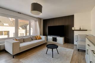 Opbrengsteigendom gelegen in de hoofdwinkelstraat van Tielt.<br /><br />Dit investeringspand is ingedeeld in 3 appartementen en bewoond door trouwe huurders.<br /><br />Ook werd alles correct onderhouden en het gebouw bevindt zich in propere en verzorgde staat. Tien jaar terug werden er ook enkele renovatiewerken uitgevoerd.<br /><br />Indeling:<br />Gemeenschappelijke inkomhal met toegang tot de kelder.<br />Gelijkvloers appartement: bruikbare vloeroppervlakte 95 m², 2 slaapkamers, EPC C <br />Appartement eerste verdieping: bruikbare vloeroppervlakte 92 m², 2 slaapkamers, EPC B<br />Appartement tweede verdieping: bruikbare vloeroppervlakte 92 m², 2 slaapkamers, EPC B<br /><br />Totale huurinkomsten: € 19.800/jaar<br />Onroerende voorheffing: € 2.759/jaar<br /><br />Wenst u een bezoek aan dit pand of meer informatie? Contacteer ons gerust.