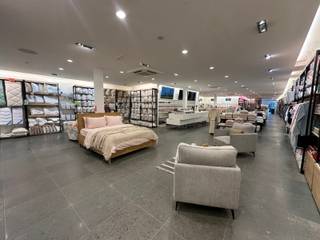 Top gelegen handelsruimte van maar liefst 432 m²!Deze gelijkvloerse handelsruimte bevindt zich in hartje Geel en beschikt over een vloeroppervlakte...