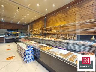 Au coeur d'un quartier commerçant en plein essor, nous vous proposons d'acquérir cette grande surface commerciale de ±250m² réparties sur...