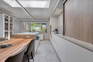 Cette maison bien entretenue et techniquement entièrement conforme est située dans un endroit facilement accessible à Heule, le long de la Steenstraat. Grâce à son aménagement pratique, ses espaces de vie spacieux et son espace extérieur agréable, cette propriété est une maison familiale idéale.Disposition : Rez-de-chaussée : - Espace de vie - Cuisine entièrement équipée - Salle de bain avec baignoire, douche, toilettes et meuble vasque - Jardin confortable avec terrasse et coin salon confortable- Couloir de rangement, idéal pour le rangement Premier étage :- 2 chambres spacieuses Deuxième étage - Espace mansardé spacieux, idéal comme troisième chambre, salle de loisirs ou espace de rangement Techniquement, la maison est en excellent état et répond à toutes les exigences de conformité en vigueur, ce qui garantit un achat sans souci.Registre des mesures: non