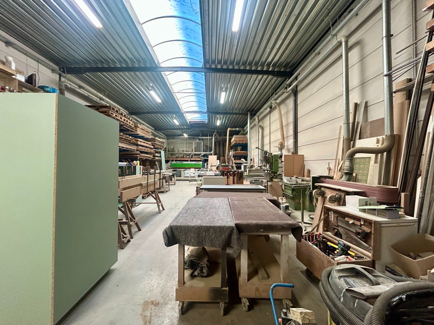 Recente loods met bijhorende parkeerplaats op ideale locatie te Meulebeke! - foto 4