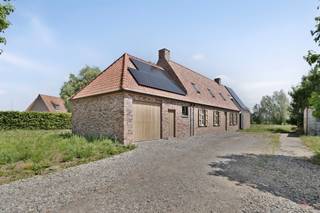 Unieke hedendaagse hoeve op toplocatie in ZulteOp een perceel van 4.759 m² bevindt zich deze energiezuinige, hedendaagse hoeve met een bewoonbare...