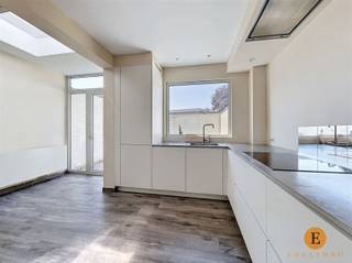 <p><span>Karaktervolle stadswoning met 4 slaapkamers en stadstuin.</span></p><p><span>Deze charmante gesloten bebouwing combineert karakter, ruimte en hedendaags wooncomfort op een uitstekende locatie in Sint-Niklaas. De woning valt meteen op door haar karaktervolle gevel en verwelkomt u via een inkomhal met apart gastentoilet. Op het gelijkvloers bevindt zich tevens een praktische bureauruimte, ideaal voor thuiswerk of als hobbykamer. Verder komt u in de lichtrijke woonkamer die naadloos overgaat in een moderne, open ingerichte keuken, waardoor een aangename leefruimte ontstaat voor het hele gezin. Vanuit de leefruimte heeft u toegang tot de gezellige stadstuin, waar u in alle rust kan genieten van het buitenleven.</span></p><p><span>Op de eerste verdieping bevinden zich twee ruime slaapkamers en een verzorgde badkamer uitgerust met een douche, ligbad en een lavabomeubel met lavabo. Daarnaast is er plaats voorzien voor een wasmachine en droogkast en beschikt deze verdieping over een afzonderlijk toilet.</span></p><p><span>De tweede verdieping telt nog twee bijkomende slaapkamers en een handige bergkast, waardoor deze woning in totaal over vier volwaardige slaapkamers beschikt. Via een vaste trap bereikt u bovendien de zolderverdieping, die extra opslagmogelijkheden biedt.</span></p><p><span>De woning wordt verwarmd op aardgas, beschikt over een conforme elektrische installatie en behaalt een gunstig EPC, wat bijdraagt aan een energiezuinig wooncomfort.</span></p><p><span>De ligging vormt een absolute troef: centraal gelegen nabij winkels, scholen, openbaar vervoer en het stadscentrum van Sint-Niklaas, met een vlotte verbinding naar belangrijke invalswegen en omliggende gemeenten.</span></p><p><span>Mis deze kans niet! Voor meer informatie of een bezoek, contacteer ons vandaag nog via 03 500 05 40.</span></p>