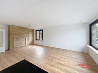 Dit prachtige duplex appartement bevindt zich in de gegeerde wijk Kristus Koning te Brugge. Met een bewoonbare oppervlakte van 97 m² biedt het ruime en lichtrijke leefruimtes. Het gebouw dateert uit 1975 maar werd in 2025 volledig vernieuwd. <br />Het appartement beschikt over drie comfortabele slaapkamers en een volledig uitgeruste badkamer met inloopdouche, lavabomeubel, hang wc en aansluiting voor een wasmachine. <br />De ligging is uitstekend: nabij gelegen winkels en het Brugse water zorgen voor zowel praktische als recreatieve mogelijkheden. Bovendien is de mobiliteit in deze wijk zeer goed, met vlotte verbindingen naar het centrum van Brugge en andere belangrijke locaties. <br /><br />Bij dit appartement een garagebox aangekocht te worden van 30.000 €.<br /><br />Troeven :<br /><br />* goedgekeurde elektriciteit<br />* EPC : Label C 299 kWh ( m2/ jaar )<br />* nieuwe keuken en badkamer<br />* ideale uitvalsbasis<br />* nabijheid van winkels en horeca<br /><br />Voor info bel : 050/333976 - 0476/270379 (buiten kantooruren )