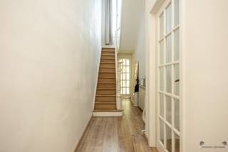 <p><span>Authentieke, instapklare woning met vernieuwde designkeuken, 4 slaapkamers en garage in hartje Brasschaat</span></p><p><span>Ontdek deze stijlvolle en perfect onderhouden rijwoning in hartje Brasschaat. Een ideale gezinswoning die modern wooncomfort combineert met gezellige charme. Gelegen op een toplocatie net voor het bruisende centrum van Brasschaat, op wandelafstand van winkels, scholen en het park.</span></p><p><span>Indeling</span><span><br />Bij binnenkomst verwelkomt de inkomhal u met toegang tot de ruime kelder en de trap naar de bovenverdiepingen.<br />De lichtrijke leefruimte strekt zich uit over de volledige gelijkvloerse verdieping en biedt een aangename indeling met een sfeervol salon aan de voorzijde en een eetruimte met zicht op de tuin.</span></p><p><span>Centraal bevindt zich de </span><span>recent vernieuwde, open leefkeuken</span><span>, het absolute hart van de woning. Deze moderne keuken is uitgerust met hoogwaardige toestellen, een stijlvol kookeiland en een gezellige ontbijthoek waar het heerlijk vertoeven is. De grote raampartijen zorgen voor een overvloed aan natuurlijk licht en geven rechtstreeks toegang tot de </span><span>gezellige stadstuin</span><span> met doorgang naar de </span><span>garagebox</span><span>.</span></p><p><span>Daarnaast zijn er op het gelijkvloers een gastentoilet met handenwasser en een praktische was- en technische ruimte aanwezig.</span></p><p><span>Op de </span><span>eerste verdieping</span><span> bevindt zich een ruime master bedroom en een moderne badkamer met inloopdouche en toilet.<br />De </span><span>tweede verdieping</span><span> telt drie extra slaapkamers (9 m², 10 m² en 11 m²), ideaal voor kinderen, gasten of een thuiskantoor.<br />Een handige zolderruimte biedt bijkomende opbergmogelijkheden.</span></p><p><span>Troeven</span></p><ul><li><span>Vernieuwde, volledig uitgeruste leefkeuken met kookeiland</span></li><li><span>Instapklare, hedendaagse afwerking</span></li><li><span>4 volwaardige slaapkamers</span></li><li><span>Zonnige stadstuin met toegang tot garagebox</span></li><li><span>Kelder en zolder aanwezig</span></li><li><span>Centrale ligging nabij winkels, scholen en openbaar vervoer</span></li><li><span>Gunstig EPC</span></li></ul><p><span>Een woning waar gezelligheid, functionaliteit en modern comfort perfect samenkomen.</span></p><p><span>Wilt u deze charmante woning zelf ervaren?</span><span><br />Plan vandaag nog uw bezoek en laat u verrassen door de warme sfeer en het wooncomfort van deze parel in Brasschaat.</span></p><p><span> </span></p>