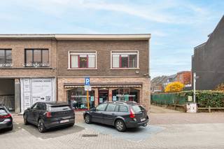 Welkom in de Overwinningsstraat 21 – een handelshuis gelegen op een ideale ligging in het winkelhart van Willebroek visibiliteit en veel passage.<br /><br />Dankzij de centrale ligging bent u op wandelafstand van de markt, winkels en andere voorzieningen, wat zorgt voor een uitstekende visibiliteit en passage. Het handelshuis biedt commerciële mogelijkheden op het gelijkvloers in combinatie met een woonst op de eerste verdieping. Deze woonst heeft trouwens een aparte zij-ingang!<br />Bij binnenkomst treft u een ruime winkelruimte met toonbank, ideaal om uw handelszaak of commerciële activiteit in onder te brengen. De open indeling biedt tal van mogelijkheden om uw zaak naar wens in te richten en klanten een aangename ervaring te bieden. In de huidige indeling vindt u achteraan een bureauruimte / eetplaats met geïnstalleerde keuken met toegang tot het aangenaam terras. Dit terras heeft een aparte uitweg, ideaal voor tuinafval, fietsen,... Tussen de winkelruimte en de bureauruimte vindt u een praktische opslagplaats, perfect geschikt voor het stockeren van een uitgebreid assortiment producten. Deze ruimte kan bovendien eenvoudig worden omgevormd tot een kantoor of winkelruimte, afhankelijk van uw behoeften.<br /><br />Op de eerste verdieping vinden we een gezellige inkomhal, vervolgd door de aangename en lichtrijke woonkamer met open leefkeuken. Aansluitend is een ruim terras aanwezig. De woonst is voorzien van 1 slaapkamer, een aparte zithoek en een badkamer voorzien van alle comfort. <br /><br />Extra bergplaats nodig? Er is nog een ruime ondergrondse kelder aanwezig. <br />Kortom: een veelzijdig handelshuis op een toplocatie, klaar om uw ondernemersplannen waar te maken.