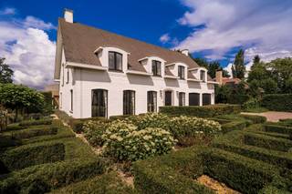 Op de stadsrand van Geel, op een perceel van 1.189 m², vind je deze instapklare woning met een bewoonbare oppervlakte van ca. 330 m².Bij binnenkomst...