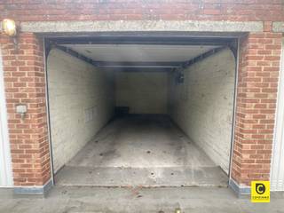 <p><span>Ruime bovengrondse garagebox met automatische poort!</span><span> </span></p><p><span>De garagebox geniet een centrale ligging in een veilige en rustige straat, parallel met de Fruithoflaan, en dus vlakbij voorname invalswegen zoals de E19, E34 en de ring. </span></p><p><span>De box is onmiddellijke beschikbaar, leent zich niet enkel voor het stallen van uw wagen en fietsen, maar ook als geheel droge stockageruimte. </span></p><p><span>Ideaal voor eigen gebruik, maar ook zéér gegeerd ter investering.</span></p><p><span> </span></p><p><span>Afmetingen box: 5.87m diep, 2.61m breed en 2.13m hoog</span></p><p><span>Afmetingen Poort: 2.37m breed en 1.91m hoog</span></p><p><span> </span></p>