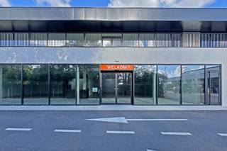 Ontdek deze moderne handelsruimte langs de drukbezochte Antwerpsesteenweg, op amper 950 m van de op- en afrit 3 Oostakker (R4). Een topligging...