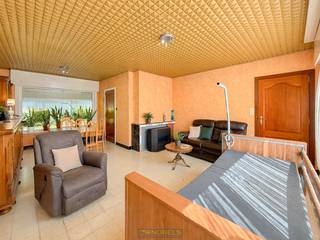 <strong><span><span>1ste bezoekdag </span></span><span><span>maandag 27 april</span></span><span><span>! Inschrijven kan via </span></span><span><span>www.nobels.be</span></span><span><span> onder referentienummer </span></span><span><span>4335093</span></span><span><span>.</span></span><br /><br />TE RENOVEREN</strong> halfopen bebouwing met zonnige tuin en <strong>VIER SLAAPKAMERS</strong> in een <strong>VERKEERSLUWE WIJK</strong> in Eeklo. Deze eigendom biedt reeds <strong>NIEUWE HR-BEGLAZING</strong> en <strong>14 CM ISOLATIE</strong> op de zoldervloer. Binnenin geniet u van een <strong>LICHTRIJKE</strong> leefruimte, te renoveren keuken, <strong>PRAKTISCHE BERGING</strong> onder de trap, <strong>VIER SLAAPKAMERS</strong>, te renoveren badkamer en een handige opbergzolder. Buiten wacht een prachtige tuin <strong>MET AANGENAME ZONINVAL</strong>, ideaal om in alle rust te genieten van het buitenleven. De ligging vormt een sterk pluspunt: in een <strong>RUSTIGE WOONOMGEVING</strong> nabij het centrum van Eeklo en met een <strong>VLOTTE VERBINDING VIA DE N9 RICHTING GENT EN DE N49 RICHTING KNOKKE. </strong><br /><br />Adres: Tuinbouwstraat 4 te Eeklo<br /><br />Renovatieplicht van toepassing; P-score: B, G-score: A