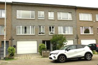 Op te frissen appartement op de tweede verdieping met terrasje en garage.Indeling: Inkomhal, living, keuken, badkamer met douche en toilet,...
